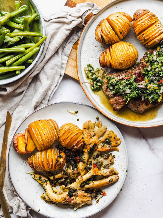 Chimichurri mariniertes Entrecote (vegan: marinierte Austernpilze) mit Hasselback Ofenkartoffeln und grünen Bohnen