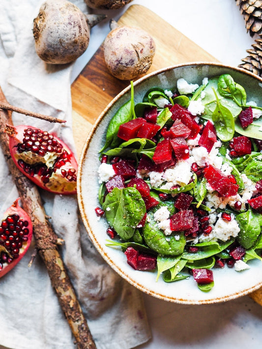 Spinatsalat mit Rote Bete, Granatapfelkernen und Ziegenkäse (vegane Alternative: veganer “Feta”)