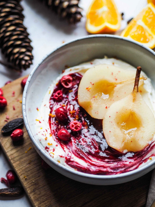 Pochierte Teebirne mit Cranberry Sauce und Tonka-Orangen-Sojaquark